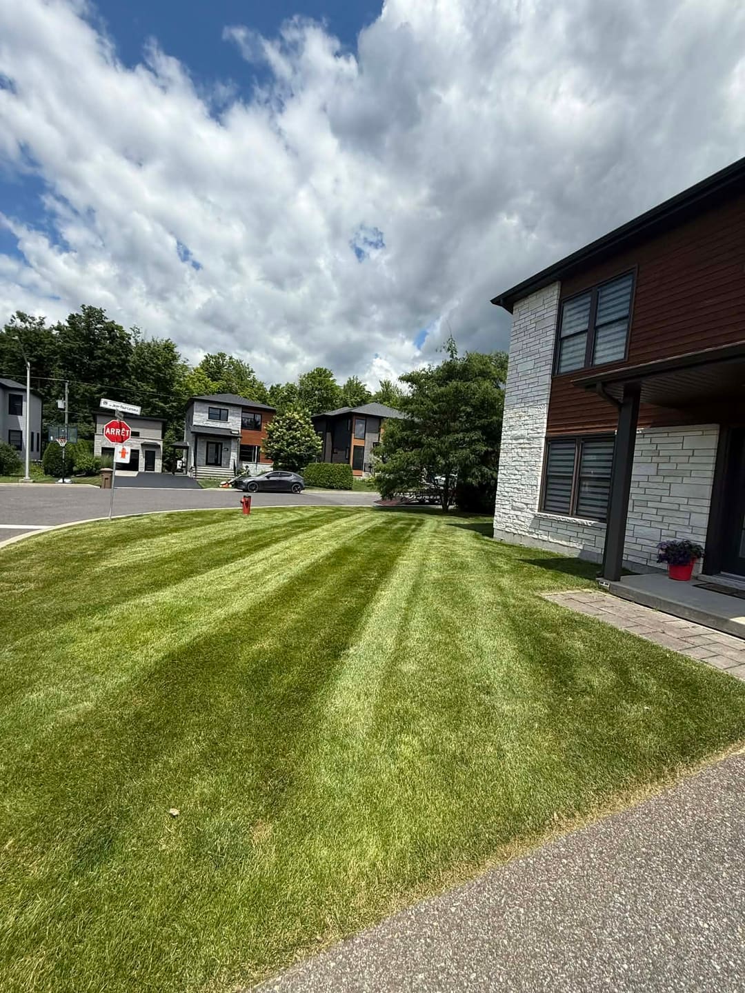 Pelouse avant tondue en bandes, maison moderne
